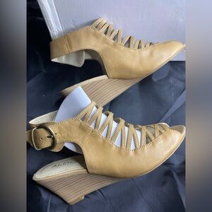 EUC Aldo Women's Tan Wedge Sandals. Size 8